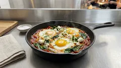 Szakszuka ze szpinakiem i fetą – proste śniadanie z jednej patelni w 20 minut