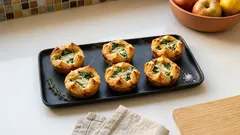 Tartaletki z ciasta francuskiego ze szpinakiem i serem pleśniowym – proste i efektowne