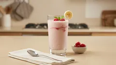 Koktajl z serka wiejskiego z bananem i malinami – kremowy i gotowy w 5 minut