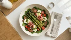 Sałatka z grillowanymi szparagami i mozzarellą – prosta, a robi wrażenie