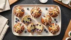 Puszyste muffiny z jagodami i polewą z białej czekolady – prosty przepis