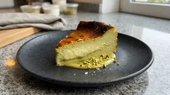 Pistacjowy sernik baskijski bez spodu – spieczona góra, kremowy środek