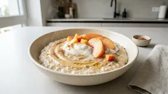 Kremowa owsianka ze skyrem i masłem z nerkowców – brzoskwinia i cynamon w 10 minut