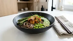 Makaron soba z wędzonym tofu i szparagami – szybki obiad w stylu azjatyckim